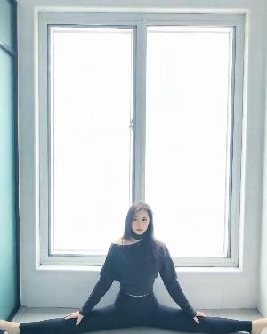 一字马性感少妇