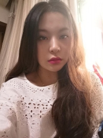 汉口火车站娇小女人