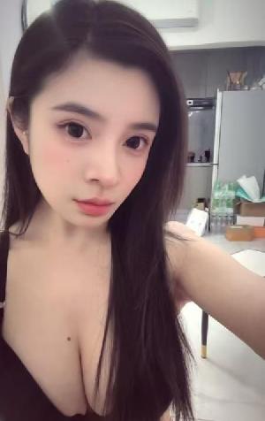 美乳翘臀小美女