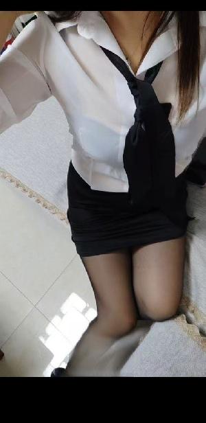 笑容甜美的美乳小姐姐