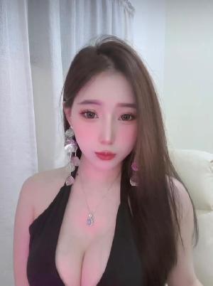 一个过年不休息的美女