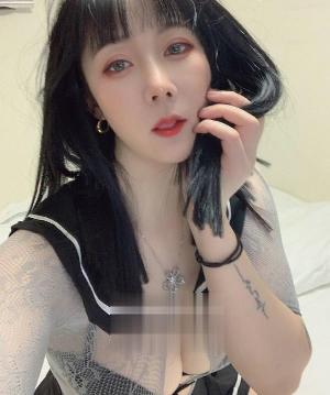 肤白大奶嫩鲍