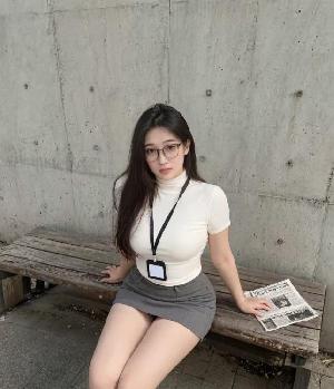 微胖型嫩妹天花板月亮