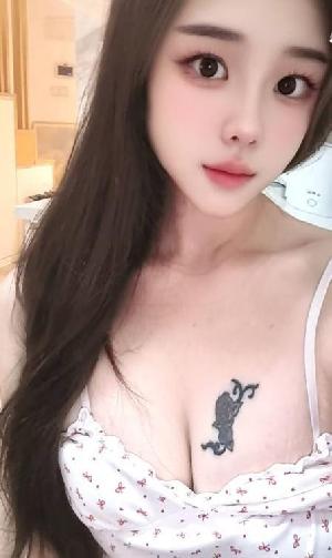 舌吻大胸露露