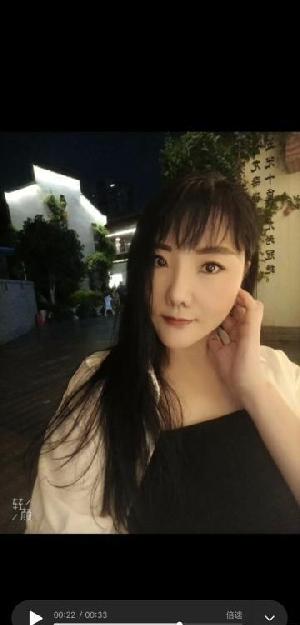 皮肤光滑微胖三通少妇