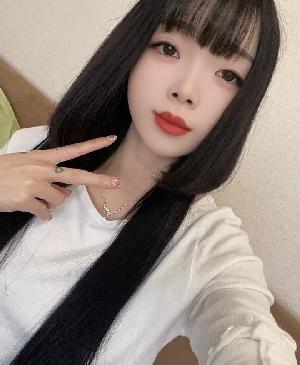 略带精神的年轻小妹