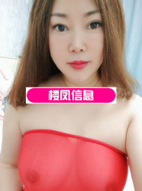 冒雨打卡少妇