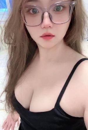 白嫩大奶眼睛妹