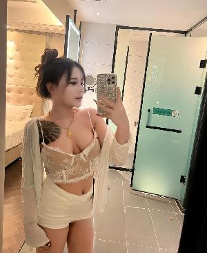 巴克区情趣纹身大胸妹