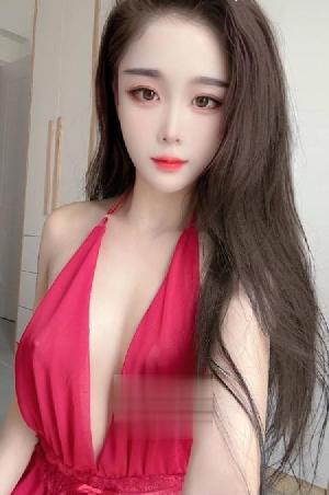 粉嫩圆润大胸萱萱