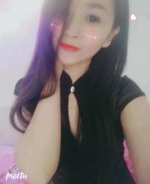 丝足，瘦弱娇小型，足交功夫了得