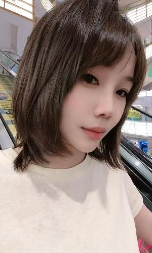 短发美乳御姐