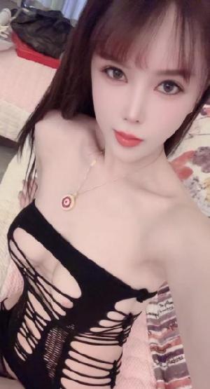 白嫩美乳御姐
