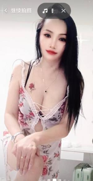 丰满身材大胸妹