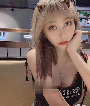 苗条型大胸嫩妹