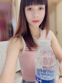 翘臀白皙小姐姐