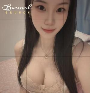 雪白肤丰乳美妇