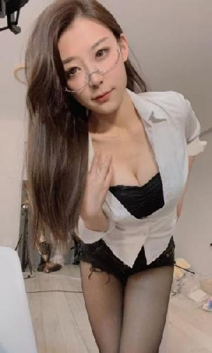 眼镜风骚翘臀妹