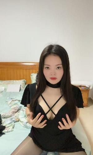 前凸后翘爱吃鸡大胸妹