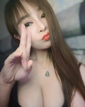 小个子大胸妹子