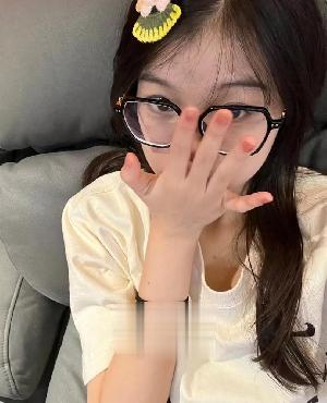 皮肤白大屁股少妇