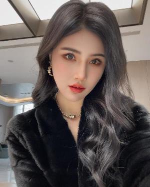明星脸模特大月亮