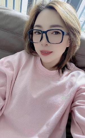 广州越秀区气质眼镜女