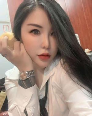 栖霞性感肥臀巨乳