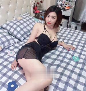 会摆姿势少妇