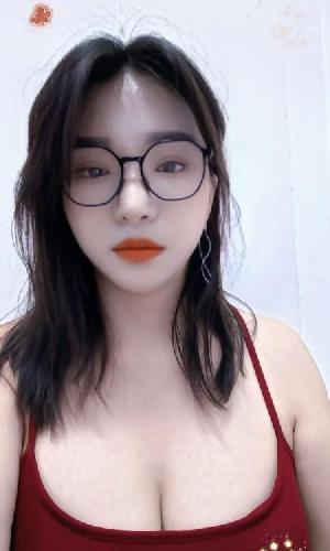 上城眼镜少妇小画