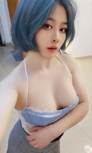 风骚大胸服务妹子