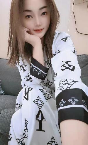 身材高挑的可爱妹子
