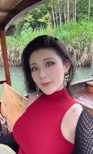 大肥臀美女老师