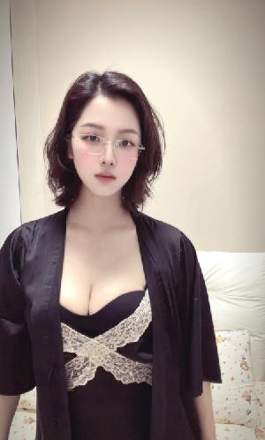 上城反差短发御姐