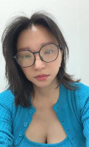戴眼镜的大胸御姐