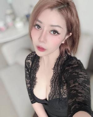 短发气质美女