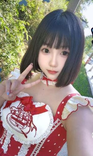 甜美短发大胸小姐姐
