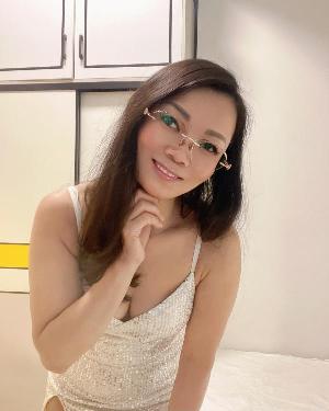 白云眼镜熟女