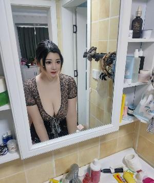 大奶小妮子