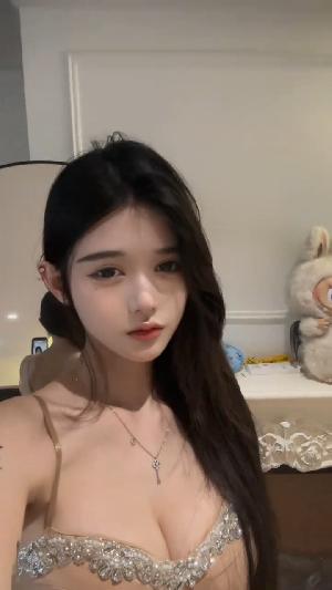 大奶甜妹口水都是甜的