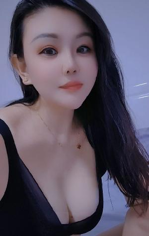丰臀巨乳诱人少妇