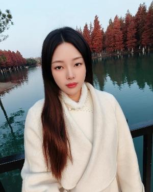 童颜巨乳小美女