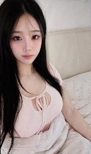 美乳嫩妹小泡泡