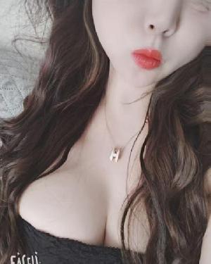 巨乳大波妹依依