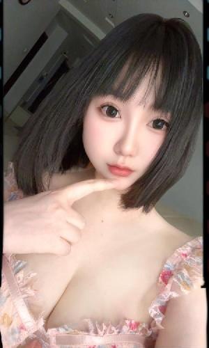 肤白短发大胸妹子