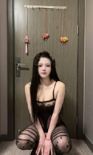 东站翘臀骚女雅琪