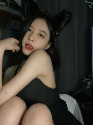 挑逗骚妹下体让她淫水直流