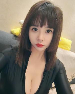 大屁股年轻御姐