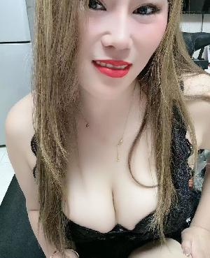 大奶榨精少妇