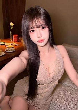 脸蛋相当漂亮体味香香的